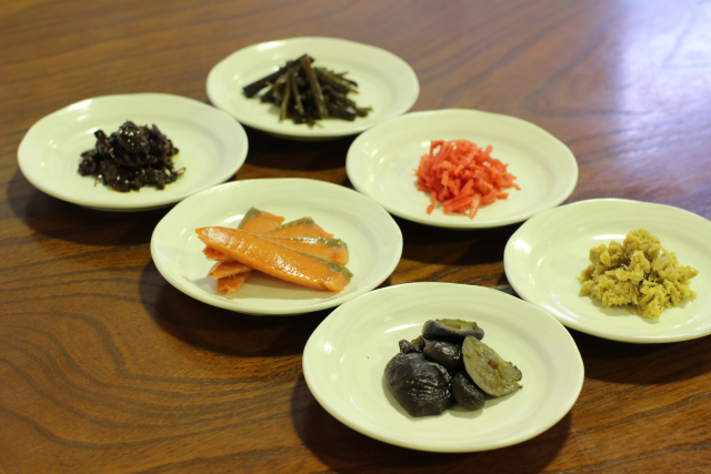 茶の里野菜村の朴葉寿司の具。鮭・きゃらぶき・紅生姜・ツナ・しいたけ旨煮・しぐれ